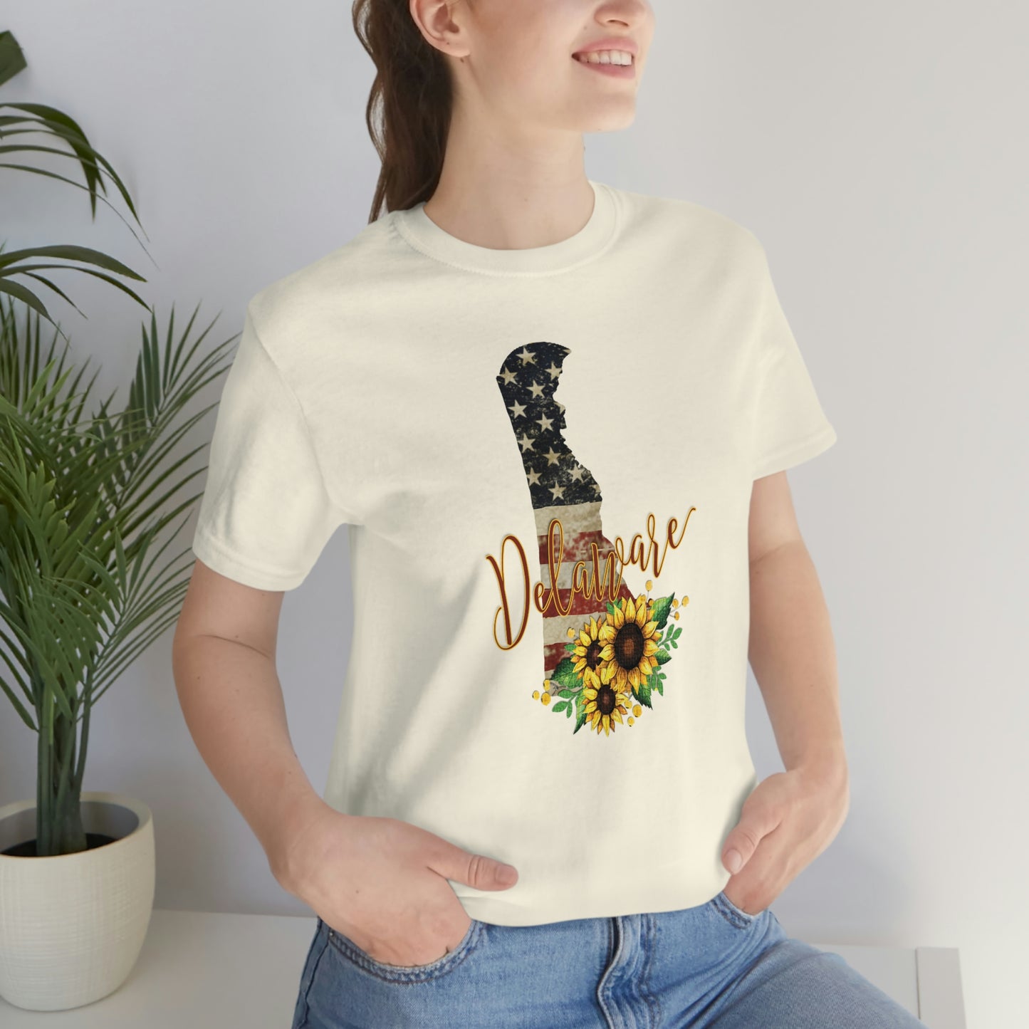 Delaware Flag Design with Sunflower Short Sleeve T-shirt