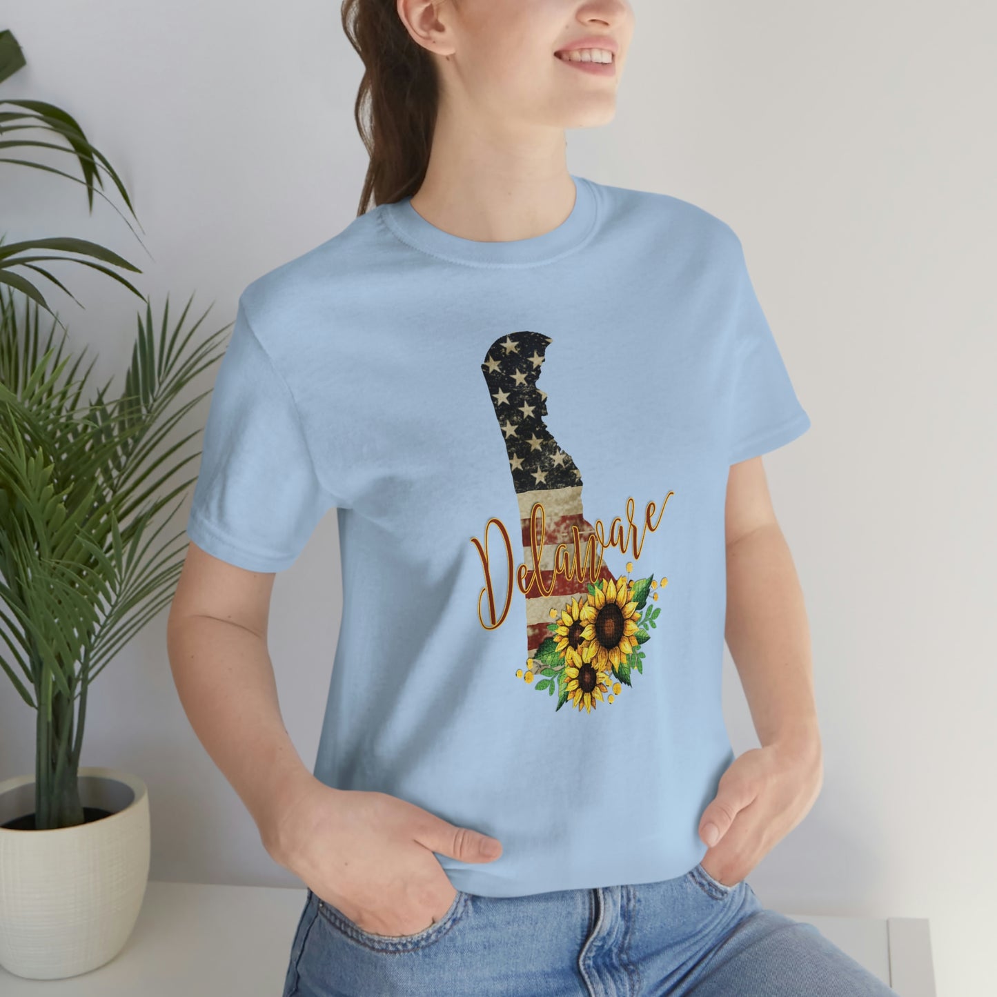 Delaware Flag Design with Sunflower Short Sleeve T-shirt