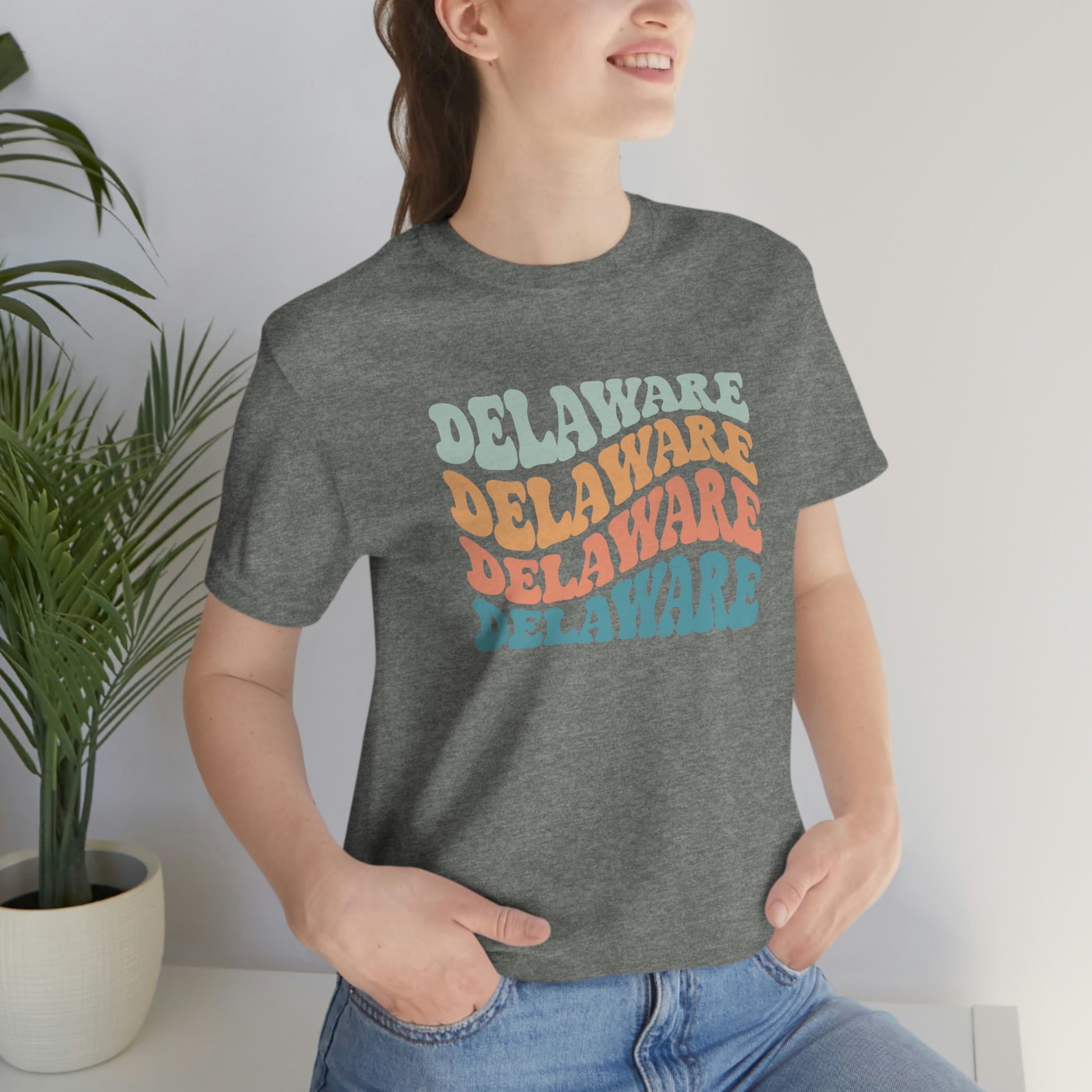 Delaware Wavy Letters Short Sleeve T-shirt