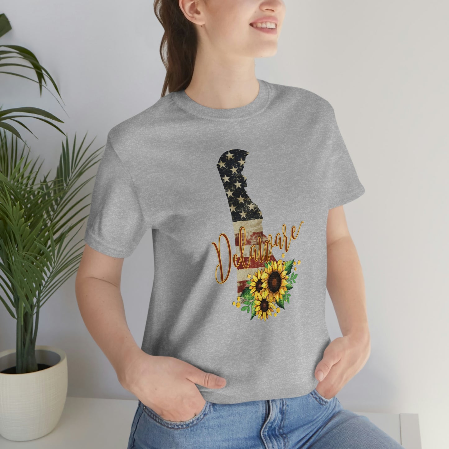 Delaware Flag Design with Sunflower Short Sleeve T-shirt