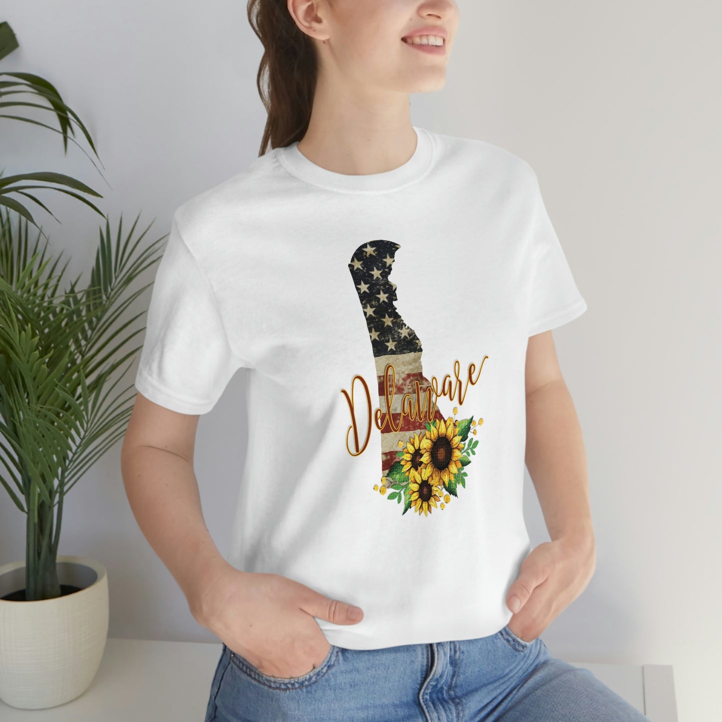 Delaware Flag Design with Sunflower Short Sleeve T-shirt